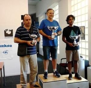 Podio del torneo:  GM Alfonso Romero Holmes, GM Roberto Cifuentes Parada y MI Diego del Rey (Foto: Gros XT) 